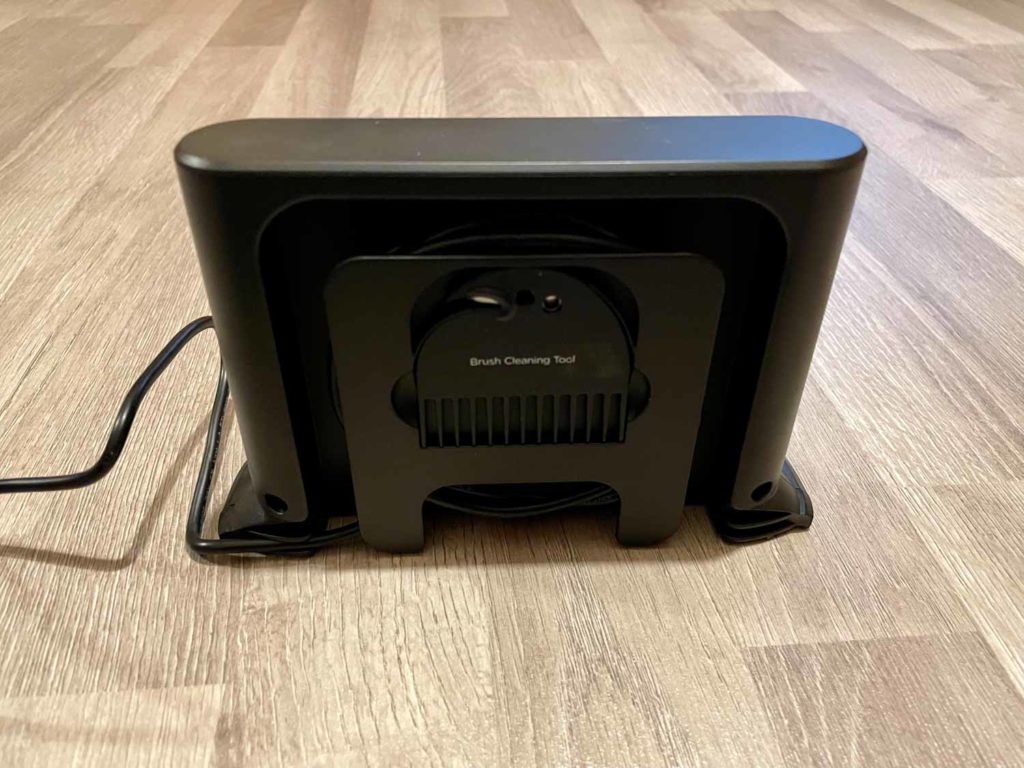 Ein Kabelmanagement und ein Reinigungstool auf der Rückseite