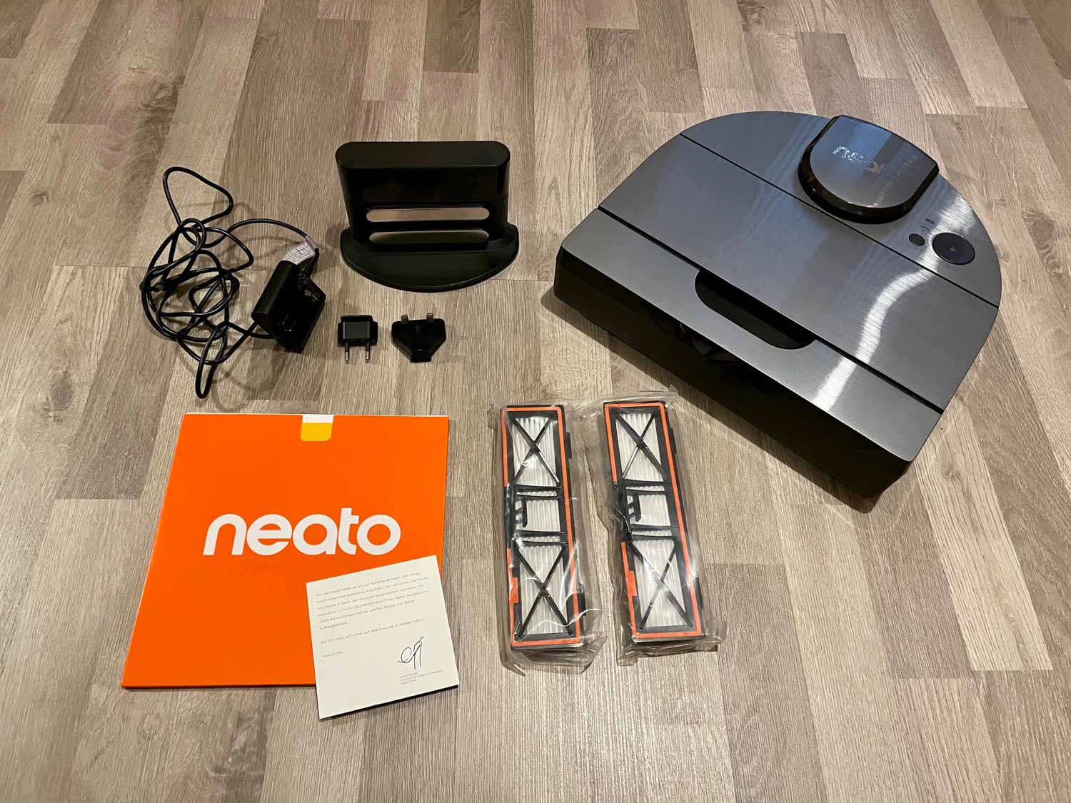 Der Lieferumfang des Neato D10