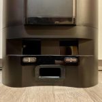 Hier wird der Schmutz abgesaugt und der Roboter geladen