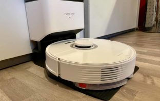 Der Roborock Q7 Max+ auf seiner Absaugstation