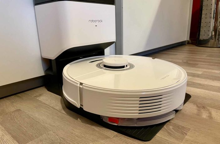 Der Roborock Q7 Max+ auf seiner Absaugstation
