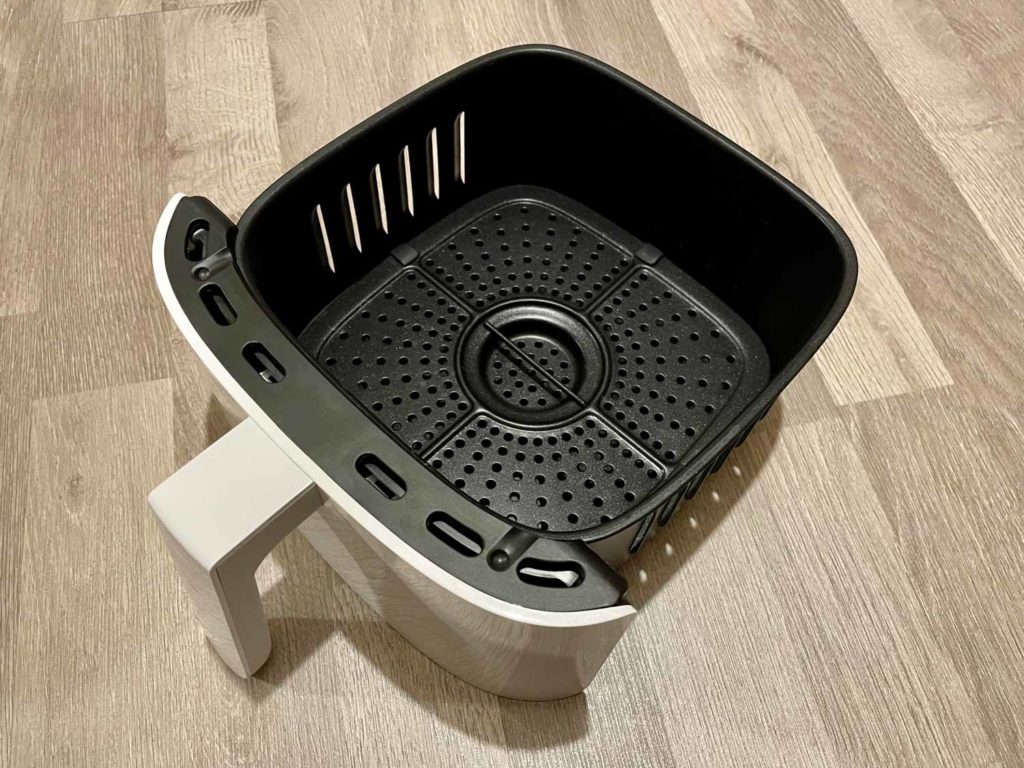 Der Frittierkorb ist mit einer Antihaftbeschichtung versehen