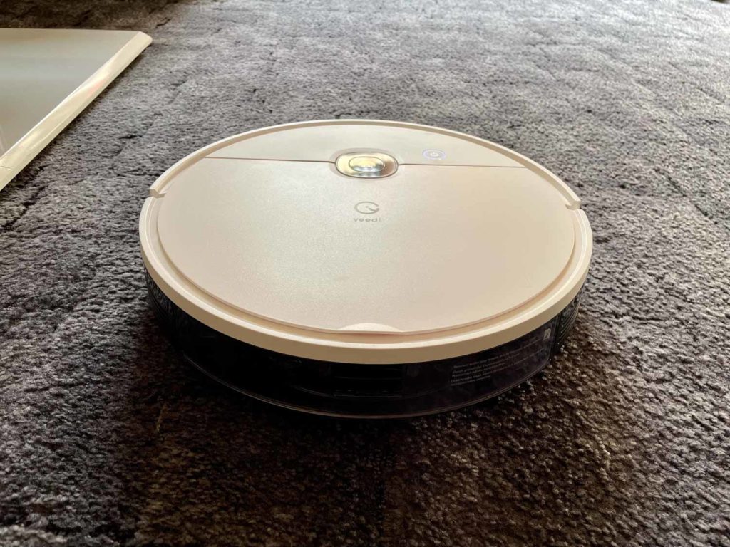 Der Yeedi Vac Station reinigt gut auf Teppichboden