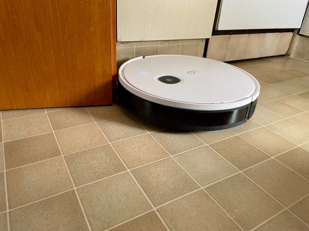 Der Yeedi Vac Station weist eine grobe Randreinigung auf