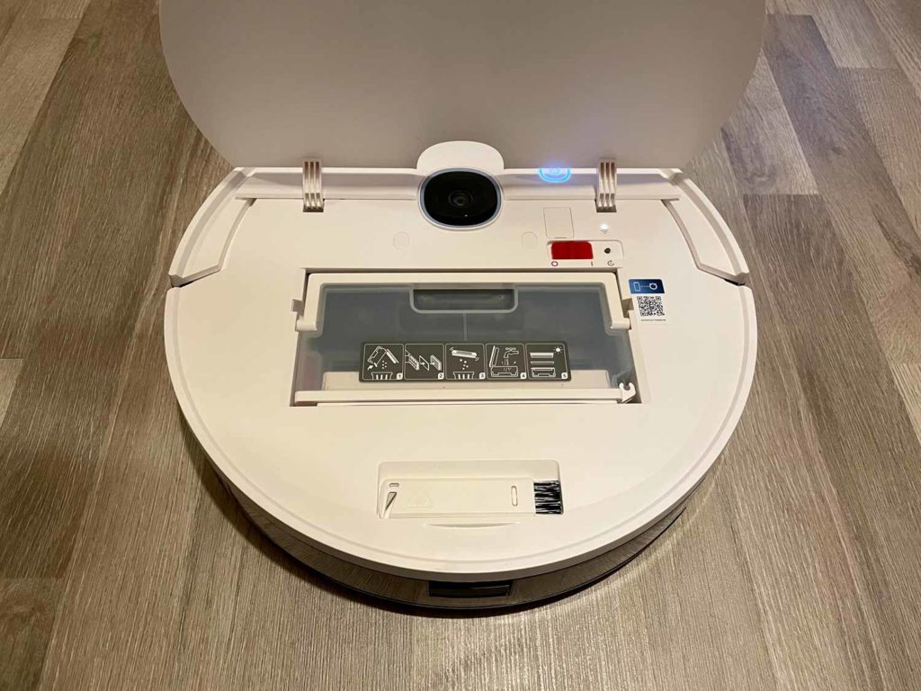 Der Yeedi Vac Station aufgeklappt