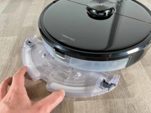 Die Wischplatte schiebt man unter den Roboter