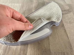 Das Wischtuch ist mit Klett befestigt