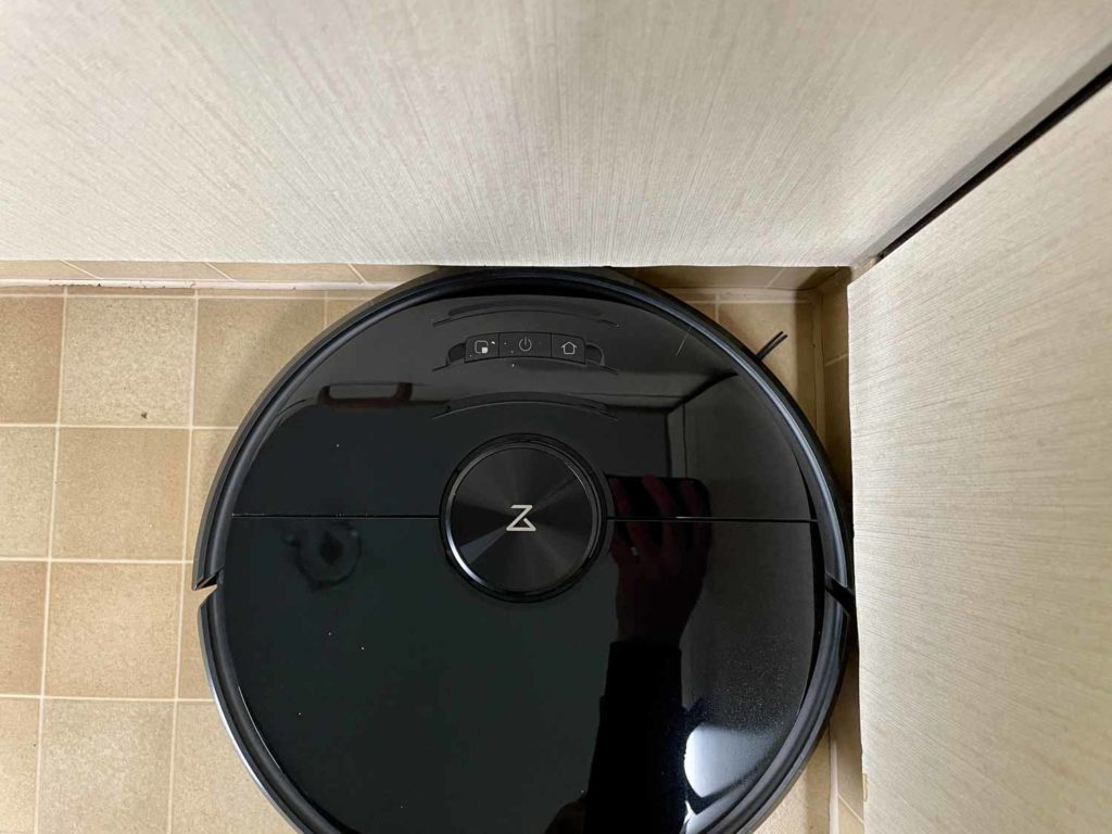 Er kommt tief in die Ecke