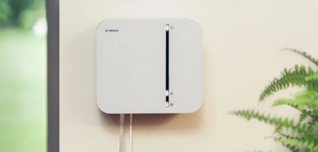 Bosch Smart Home Zentrale hängt an einer Wand installiert