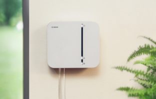 Bosch Smart Home Zentrale hängt an einer Wand installiert