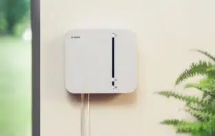 Bosch Smart Home Zentrale hängt an einer Wand installiert