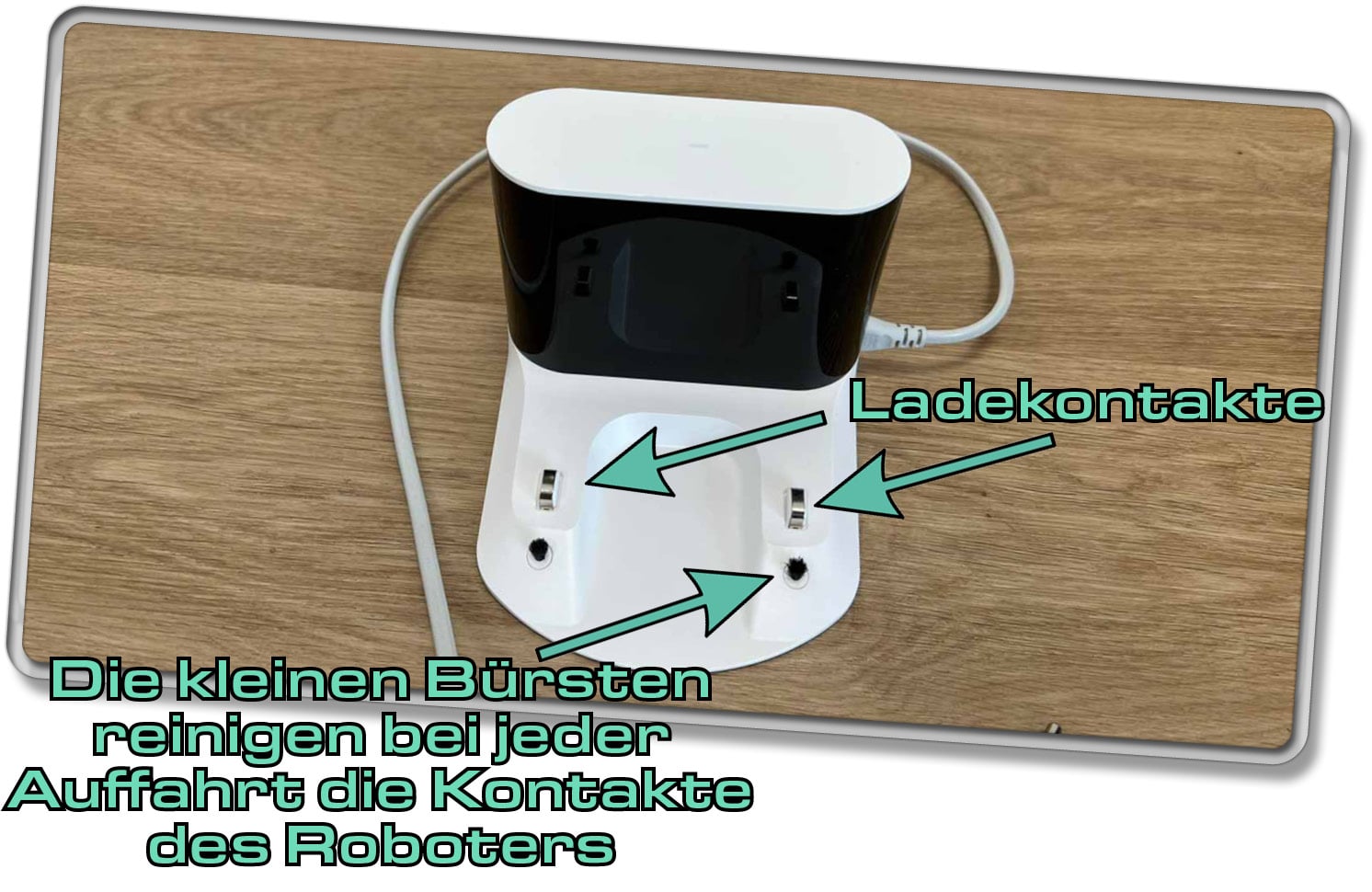 Die Ladestation des Roborock S7 ist einfach, aber zweckmäßig gestaltet. 