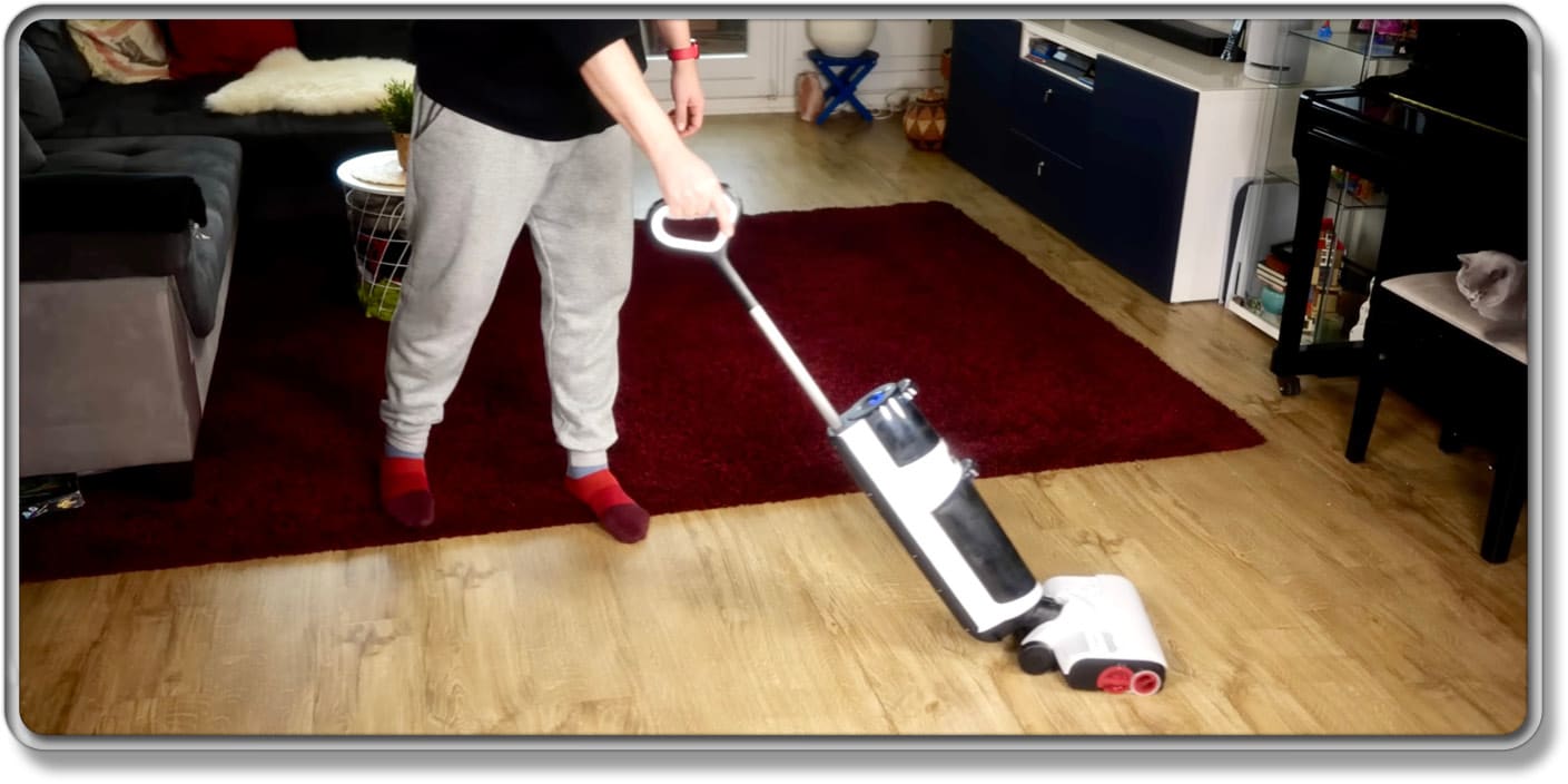 Die Handhabung mit dem Roborock Dyad Pro stellt sich, trotz hohem Gewicht, als einfach heraus. 