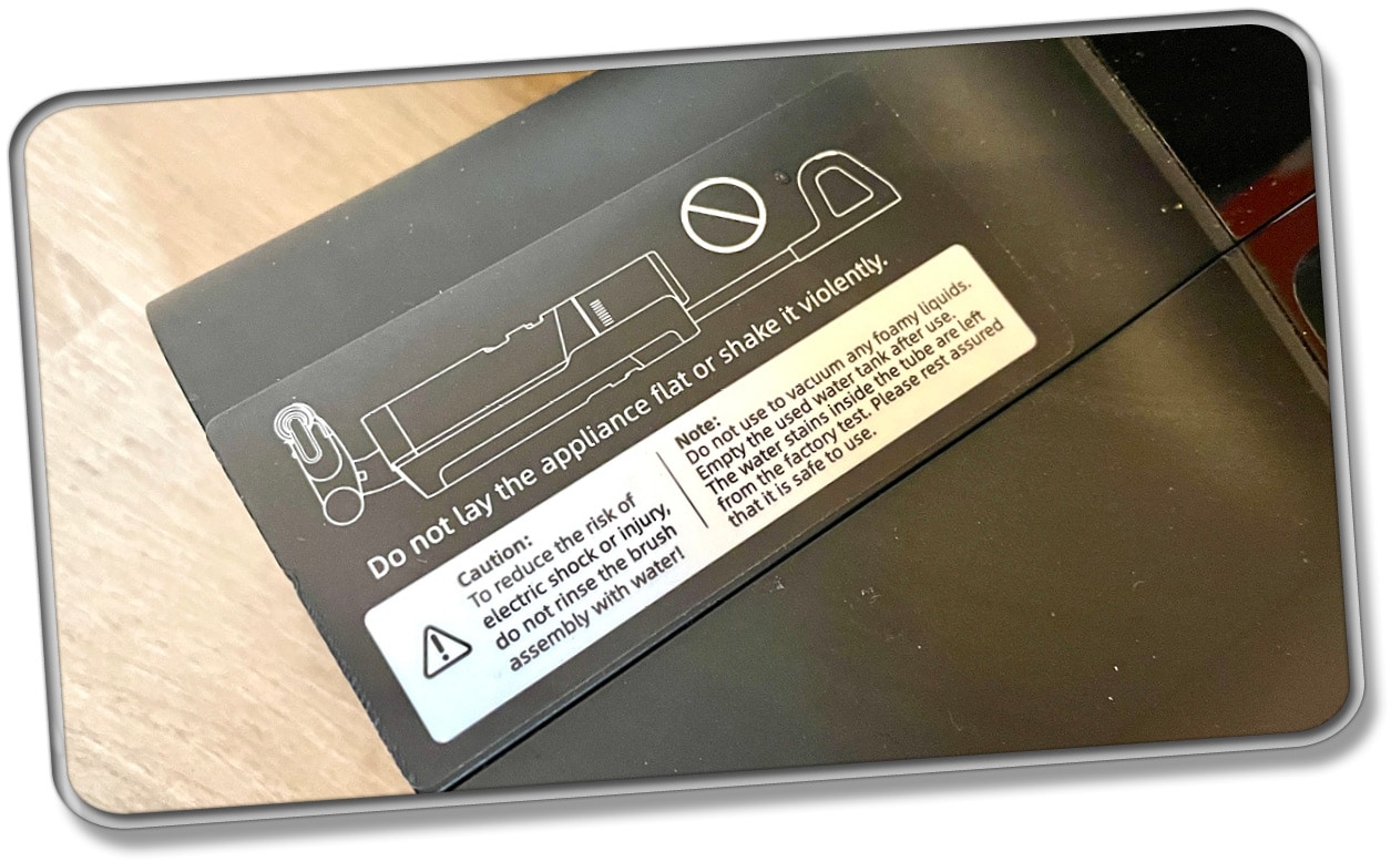 Der Wischsauger darf nicht hingelegt werden, da sonst Wasser aus den Tanks ins Innere des Geräts laufen kann