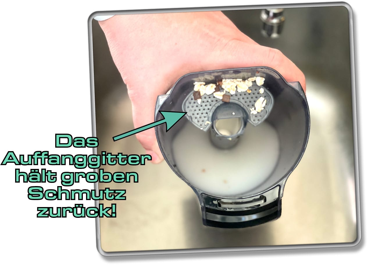 Grober Schmutz sammelt sich in einem Sieb