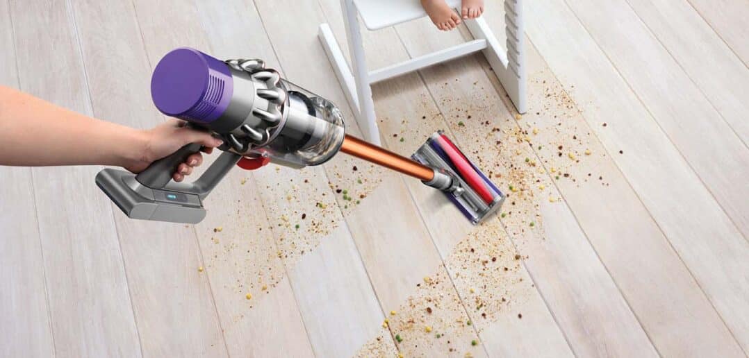 Dyson V10 Akku-Staubsauger saugt Krümel auf.