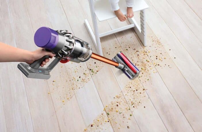 Dyson V10 Akku-Staubsauger saugt Krümel auf.