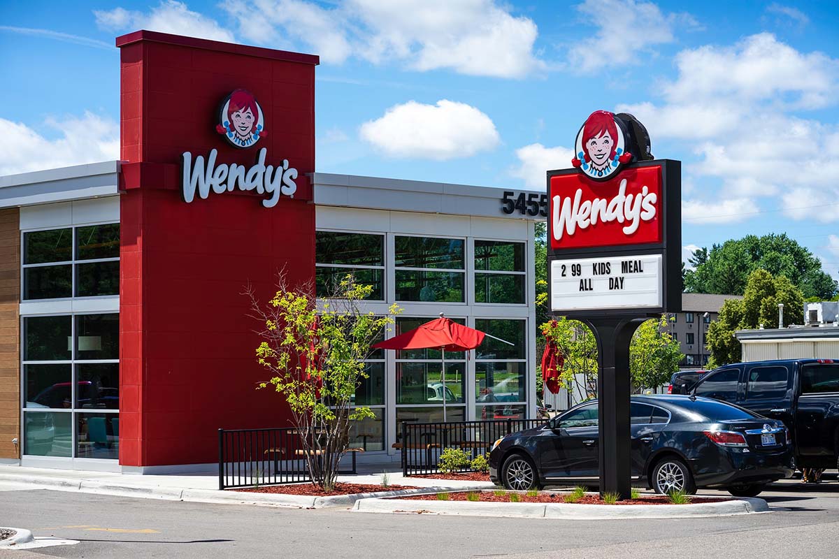 Außenaufnahme eines Wendy's Restaurants.