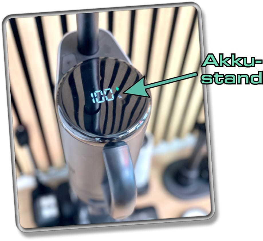 Auf der Oberseite des Dreame M12 befindet sich ein großes, scharfes Display