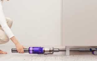 Der Dyson Omni-glide kommt unter jedes Möbelstück!