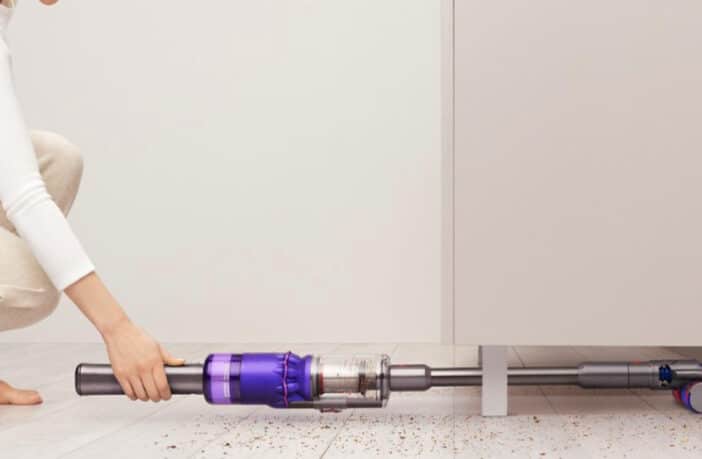 Der Dyson Omni-glide kommt unter jedes Möbelstück!