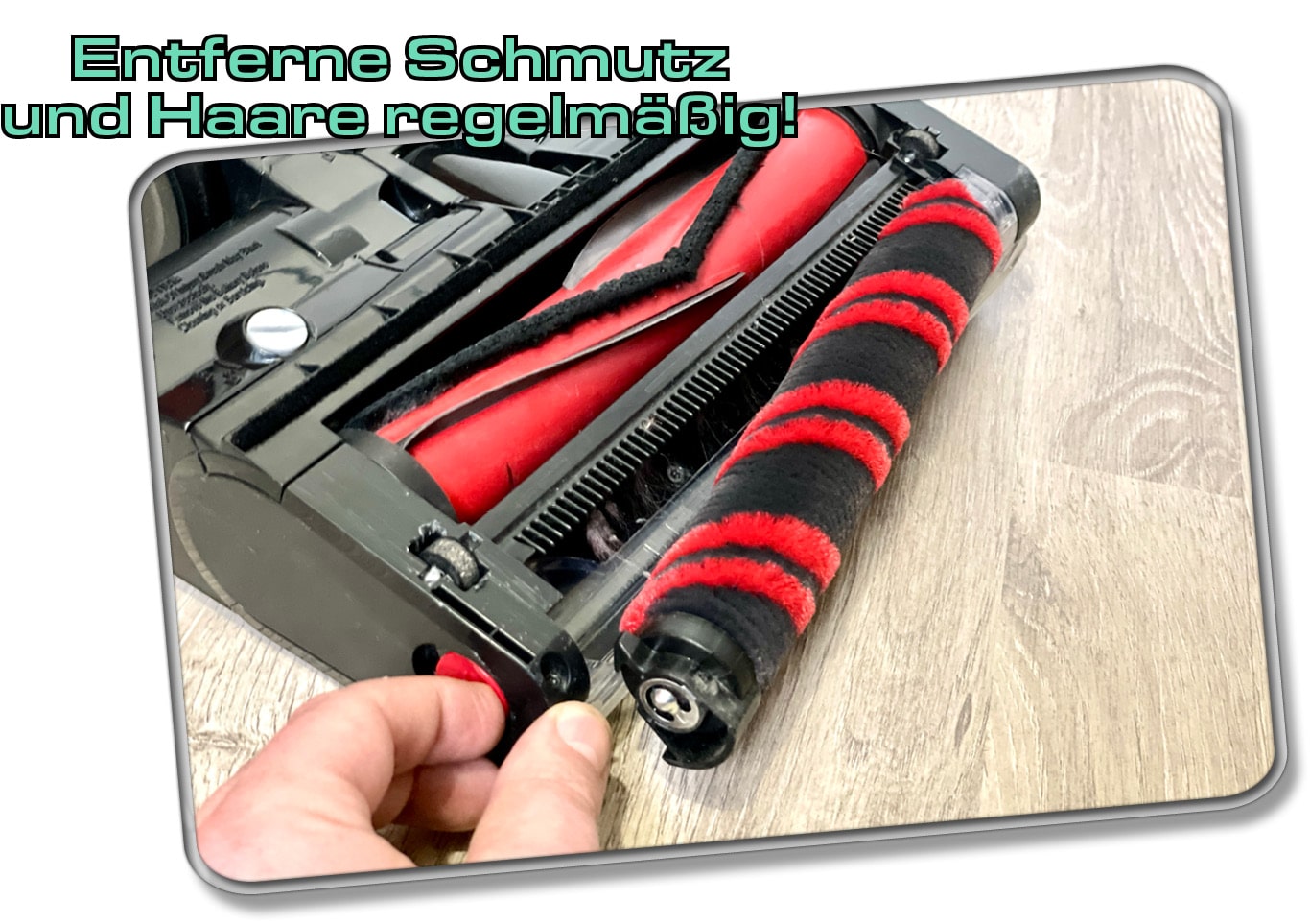 Auch die Bodenbürste muss stetig von Schmutz befreit werden