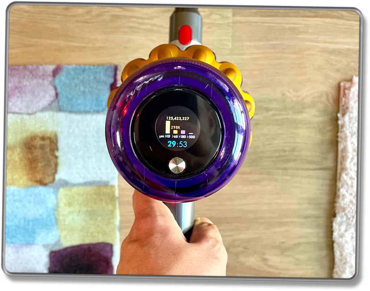 Dyson V15 detect Absolute - Das Display ist klein, hat aber viele Informationen parat.