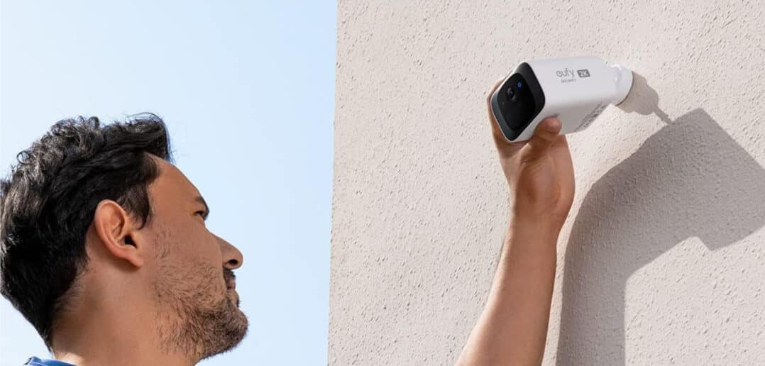 Die eufy Security SoloCam 220 hat ein verbautes Solarpanel für die Stromversorgung.