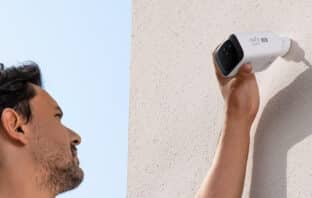 Die eufy Security SoloCam 220 hat ein verbautes Solarpanel für die Stromversorgung.