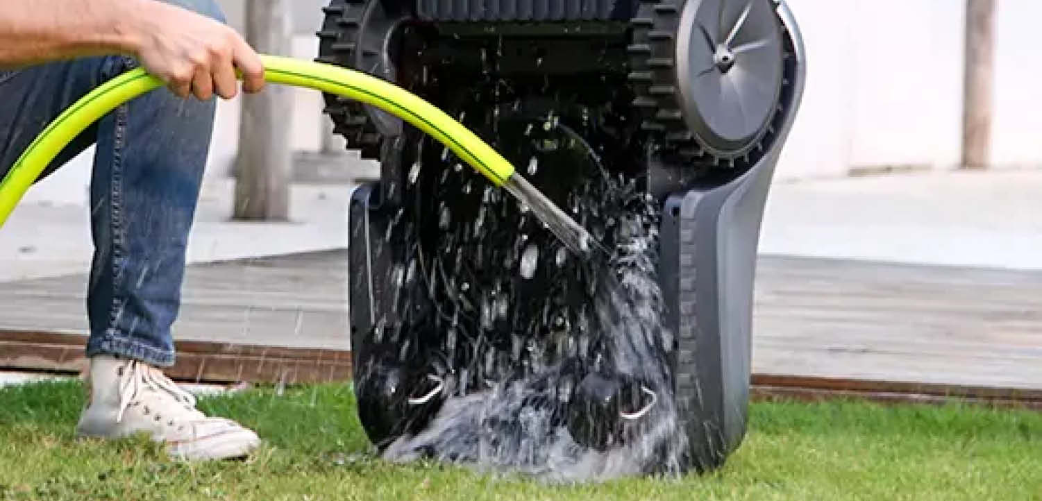 Der Hookii Neomow X lässt sich mit dem Gartenschlauch säubern