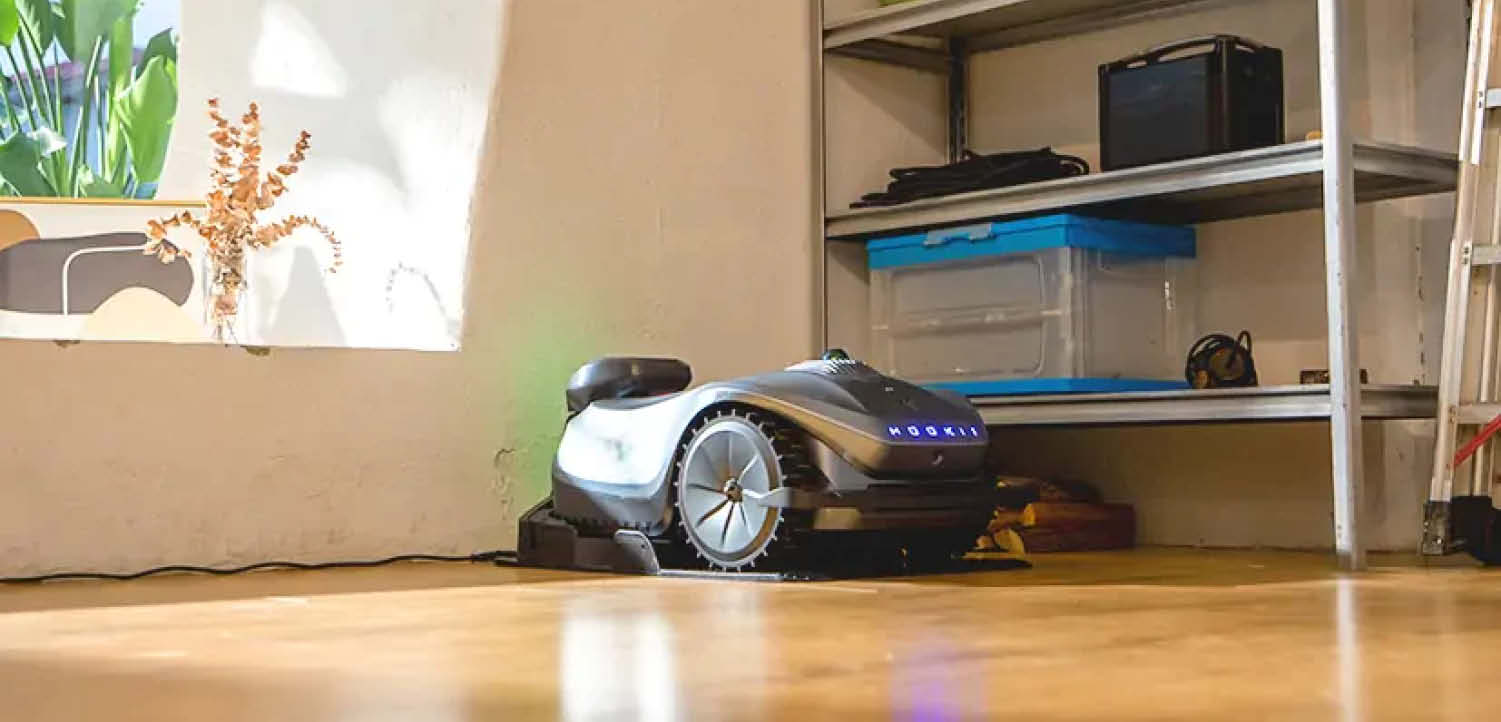 Der Hookii Neomow X kann im Inneren geparkt werden