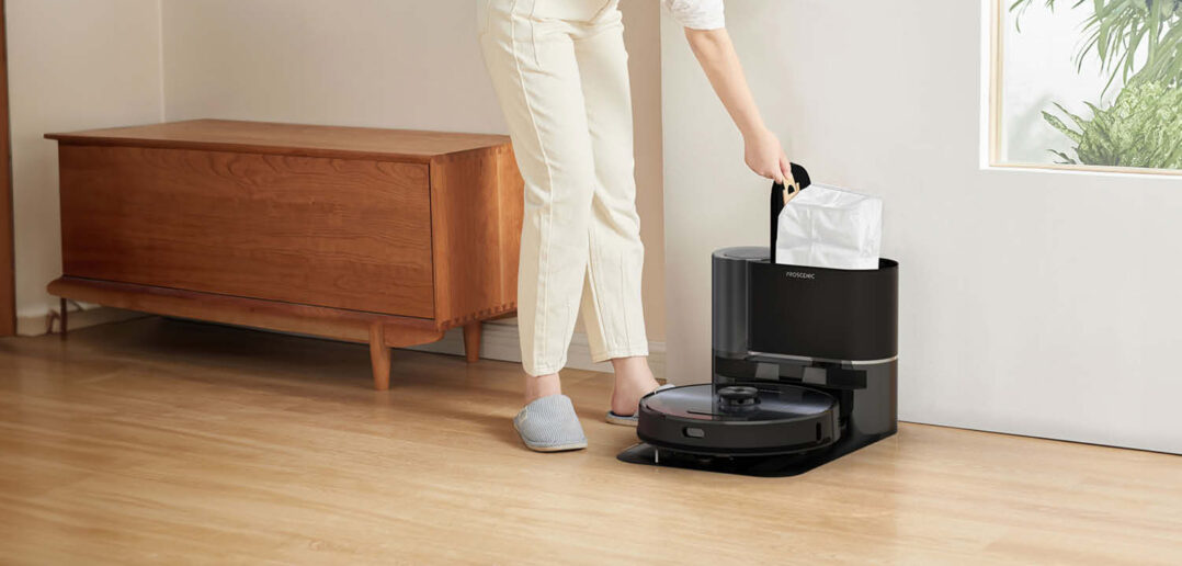 Die Station saugt den Staubbehälter des Roboters aus