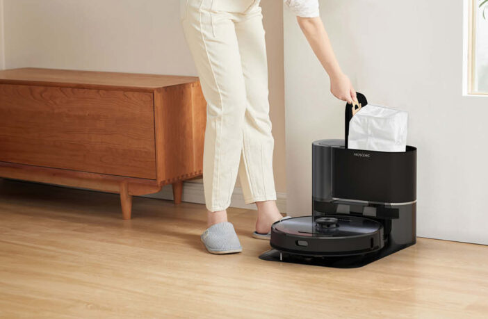 Die Station saugt den Staubbehälter des Roboters aus