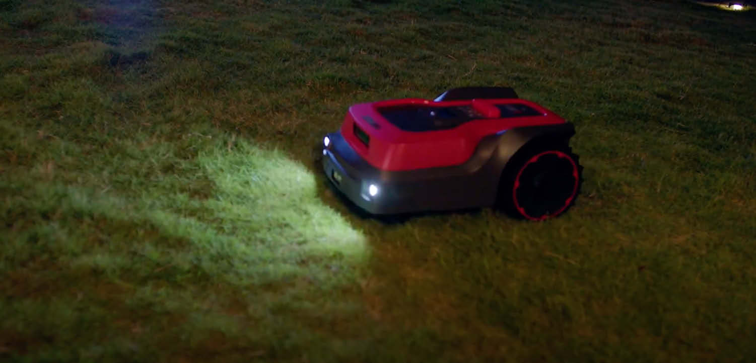 RoboUP Mähroboter - Dank eingebauter Scheinwerfer ist die Navigation und Hinderniserkennung in der Nacht möglich