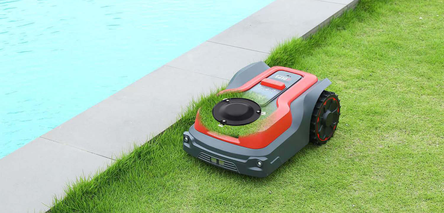 RoboUP Mähroboter - Rasenkanten schneiden ist kein Problem, da er ein versetztes Messer besitzt.