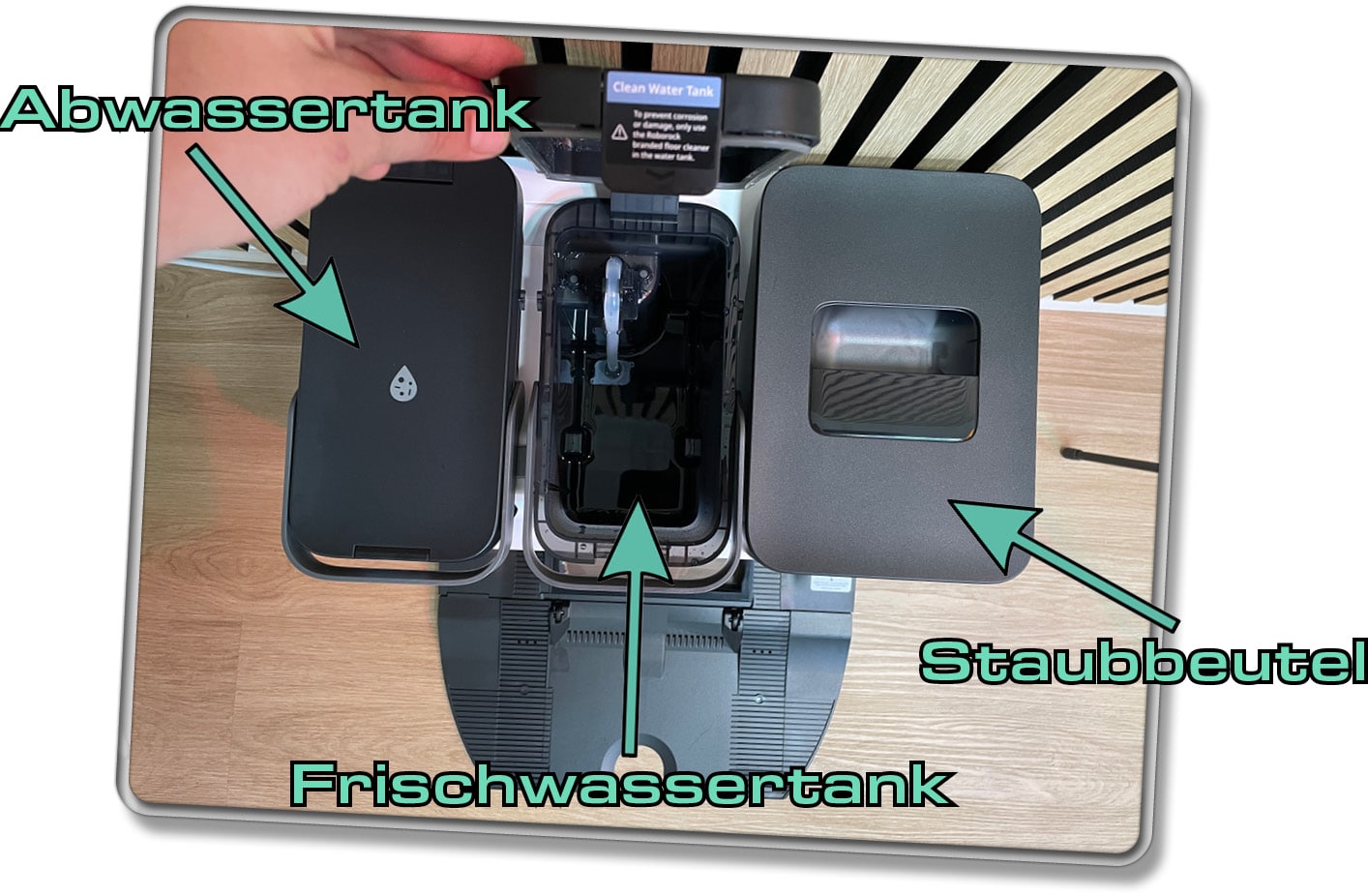 Roborock S7 Max Ultra - Die Reinigungsstation verfügt über einen Frischwassertank, einen Abwassertank und einem Staubbeutel, in dem der Schmutz landet.