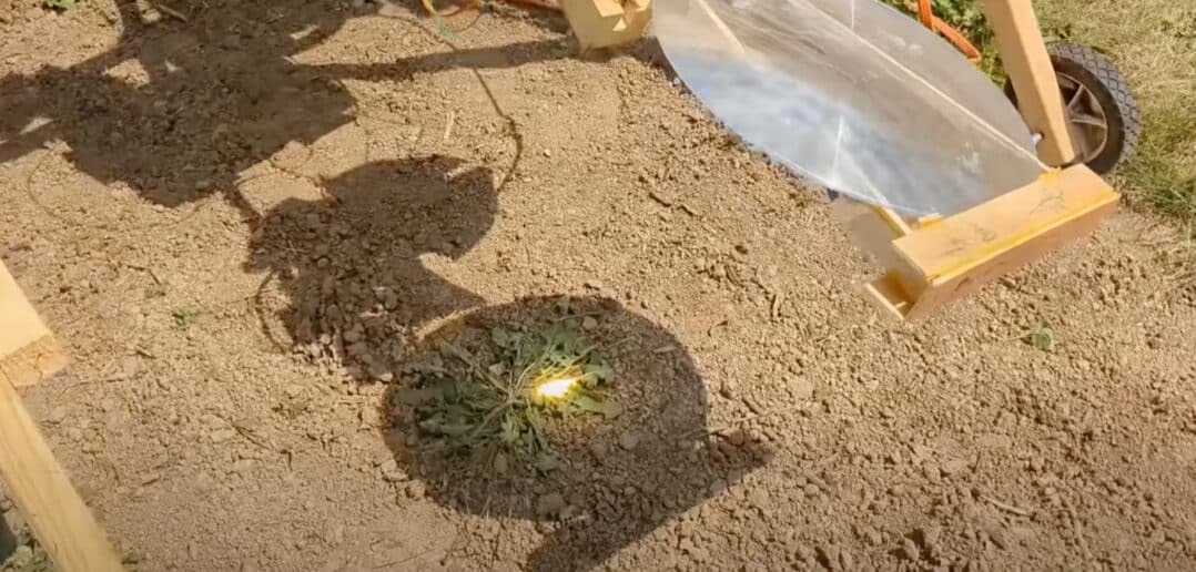 Ein Unkrautvernichter Roboter fackelt Unktraut ab