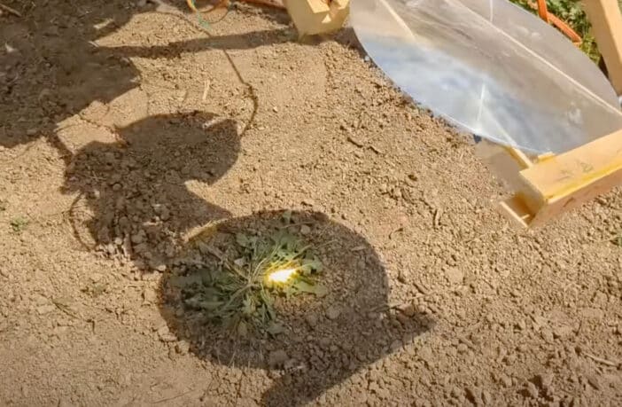 Ein Unkrautvernichter Roboter fackelt Unktraut ab