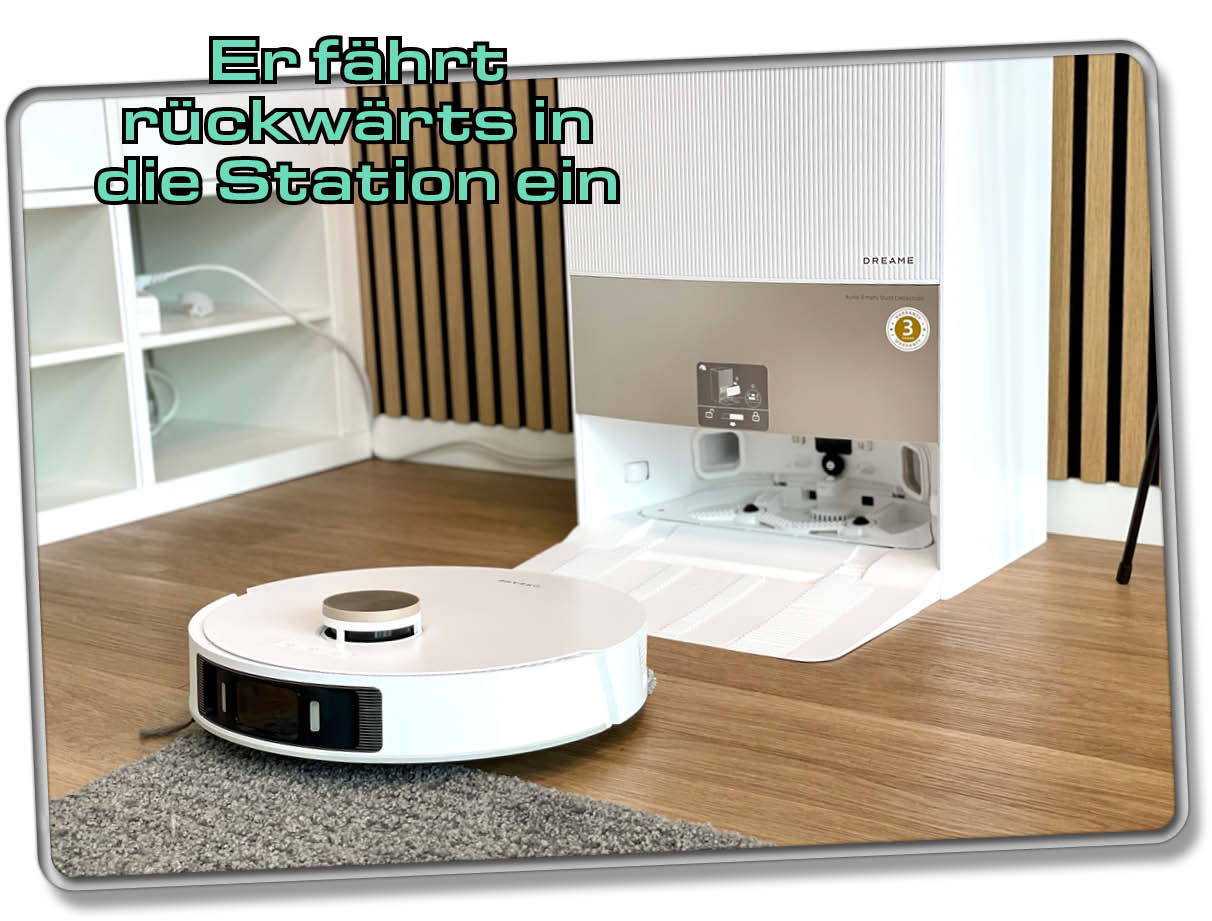 Der Dreame L20 Ultra fährt mit dem Heck voraus in die Station ein und startet die Absaugung