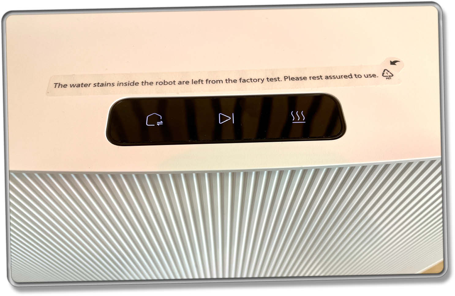 Die Station des Dreame L20 Ultra hat Tasten, die verschiedene Aktionen auslösen