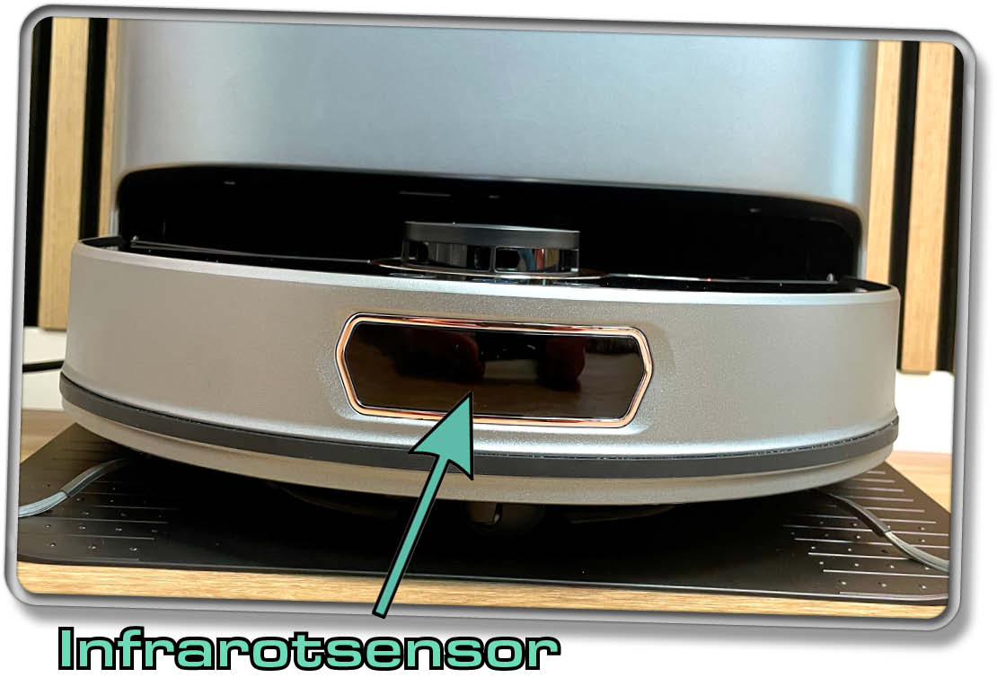 UWANT U200 - Auf der Vorderseite findet man, neben dem Stoßdämpfer, einen Infrarotsensor und eine Gummilippe