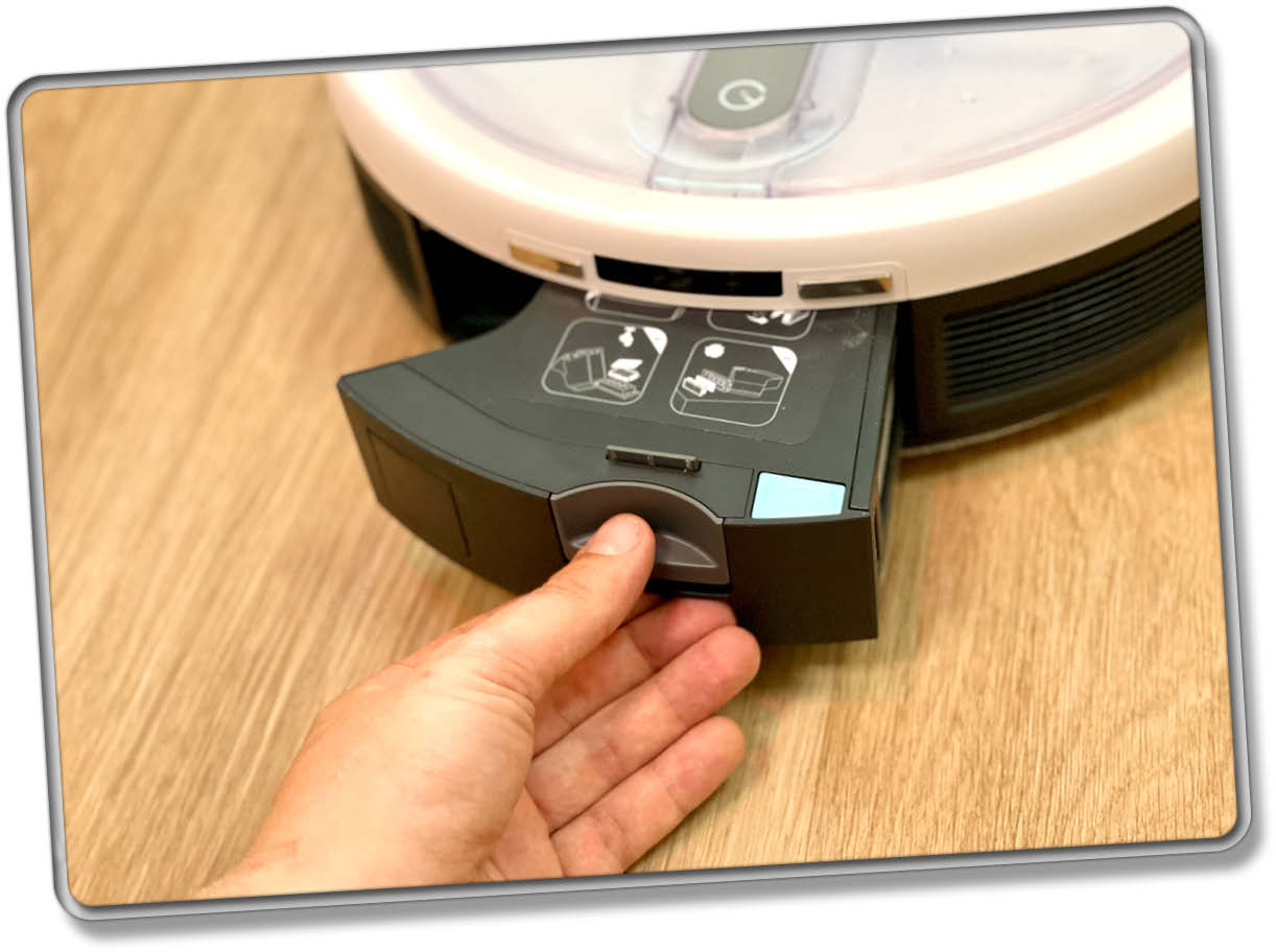 Am Heck des yeedi cube befindet sich der eingesetzte Staubbehätlter