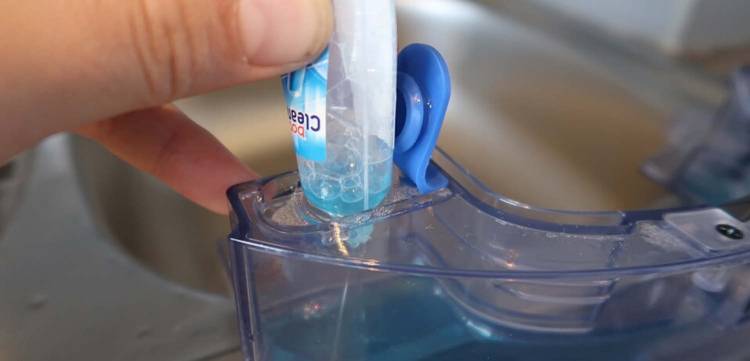 Das Reinigungsmittel kann richtig dosiert in den Wassertank des Saugroboters