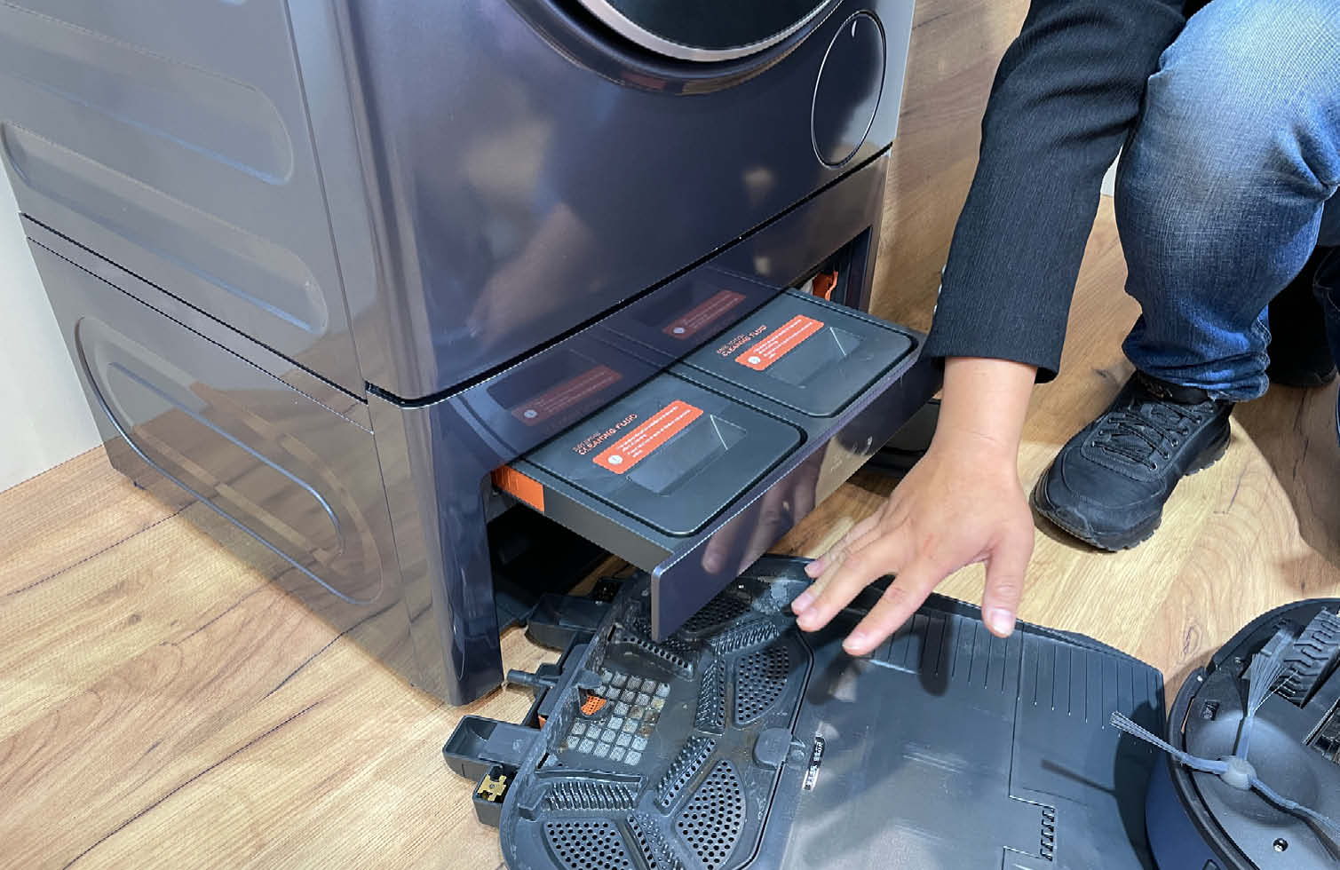 Midea zeigt Saugroboter:Waschmaschinenkombination