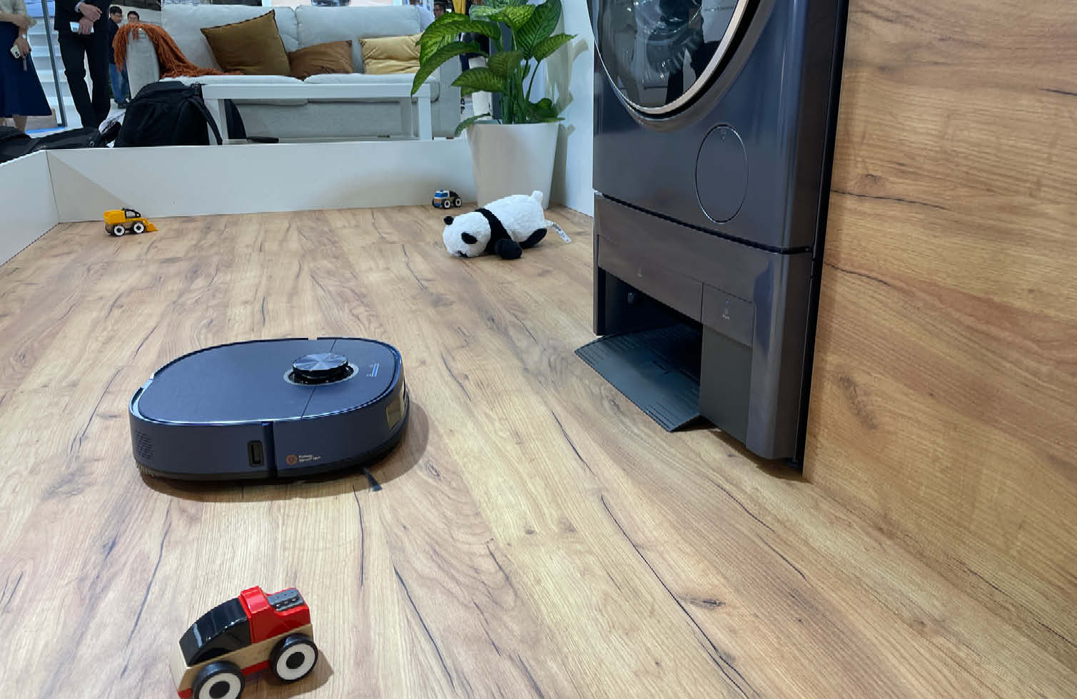 Midea zeigt Saugroboter:Waschmaschinenkombination