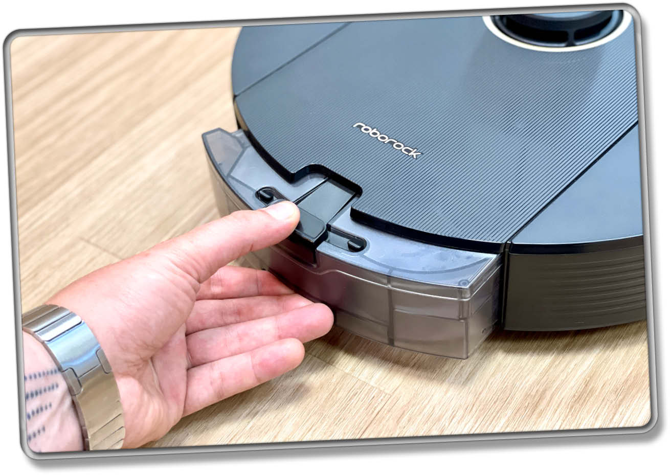 Roborock Q5 Pro - Der Wassertank lässt sich am Heck des Roboters entnehmen