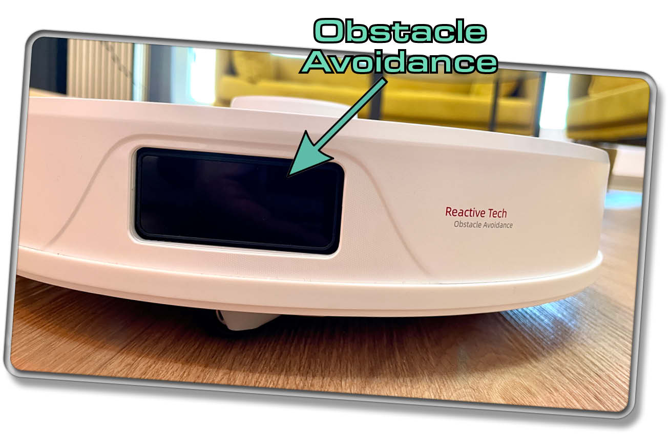 Roborock Q8 Max+ - Auf dem Bumper, hinter der schwarzen Scheibe, sitzt die Hindernisvermeidungstechnologie
