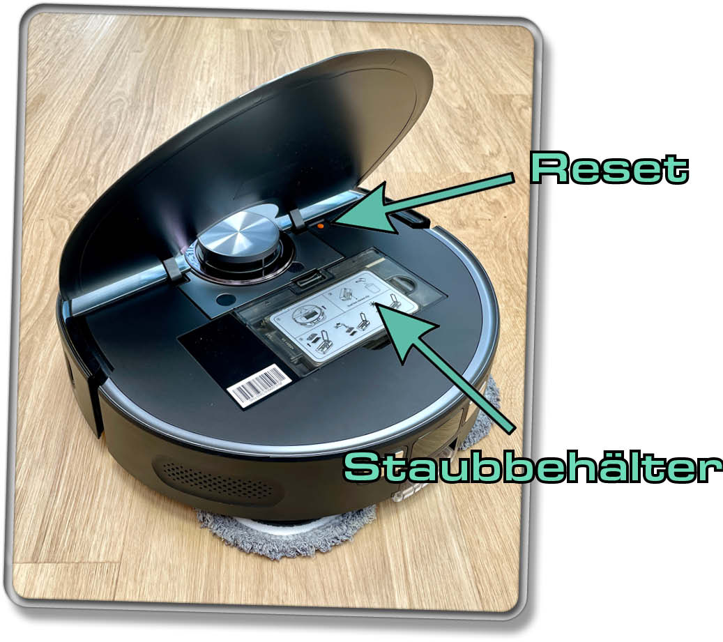 Unter der Haube gibt es einen Reset-Knopf und den Staubbehälter