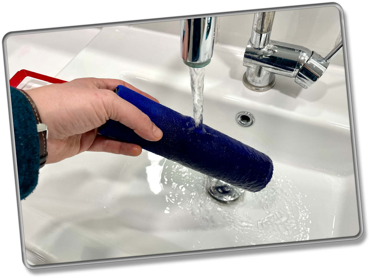 Die Wischwalze muss aufwändig von Hand ausgewaschen werden