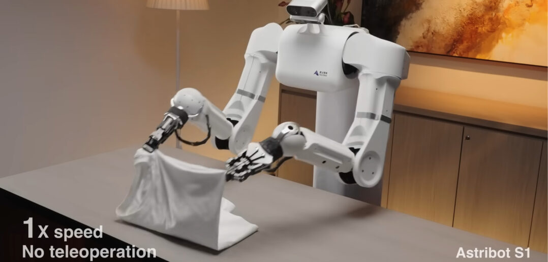 Astribot A1 beim zusammenlegen von Wäsche